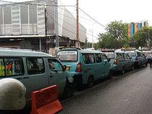 Foto: Angkot Tanah Abang Tertib Ngetem di Jalan Jatibaru