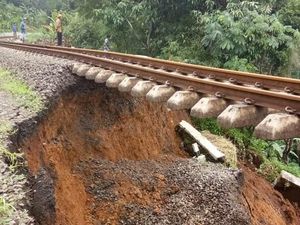 Potret Ngeri Rel Kereta di Bogor yang Menggantung karena Longsor
