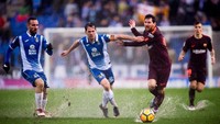 Tantangan tambahan buat Lionel Messi dkk adalah kondisi lapangan yang becek. Genangan air di banyak sisi lapangan menyulitkan tim tamu mengembangkan permainan. (Alex Caparros/Getty Images)