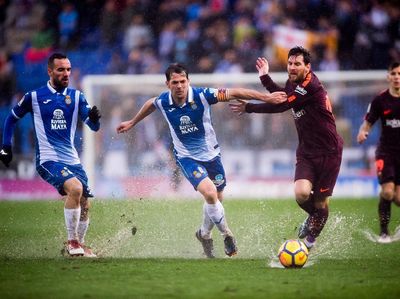 Barcelona Diredam Espanyol (dan Lapangan Becek)