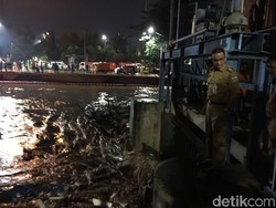 Monitor Banjir, Anies: Kami Standby Jaga 11 Titik di Tepi Ciliwung