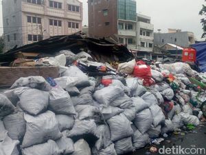 Sampah Sisa Kebakaran Tamansari Ditargetkan Bersih dalam Dua Minggu