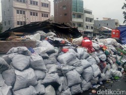 Sampah Sisa Kebakaran Tamansari Ditargetkan Bersih dalam Dua Minggu