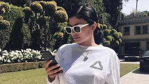 12 Gaya Si Ibu Baru Kylie Jenner Pakai Tas yang Harganya Ratusan Juta