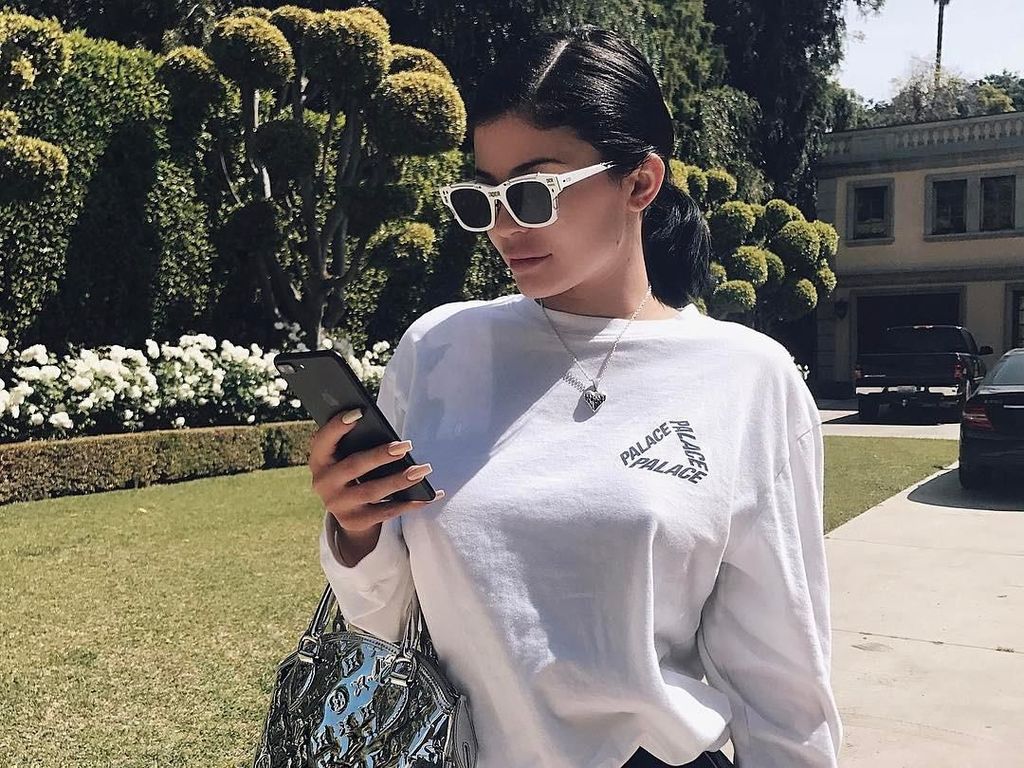 12 Gaya Si Ibu Baru Kylie Jenner Pakai Tas yang Harganya Ratusan Juta