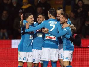 Mertens-Hamsik Menangkan Napoli