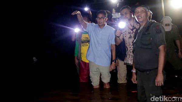 Aksi Sandiaga Tinjau Lokasi Banjir di Kampung Arus