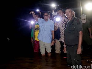 Aksi Sandiaga Tinjau Lokasi Banjir di Kampung Arus