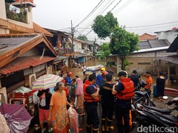 Kawasan Rawa Jati Jaksel Banjir, Warga di 6 RT Mengungsi