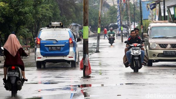 Hanya di Bekasi, Tiang Listrik Berdiri di Tengah Jalan