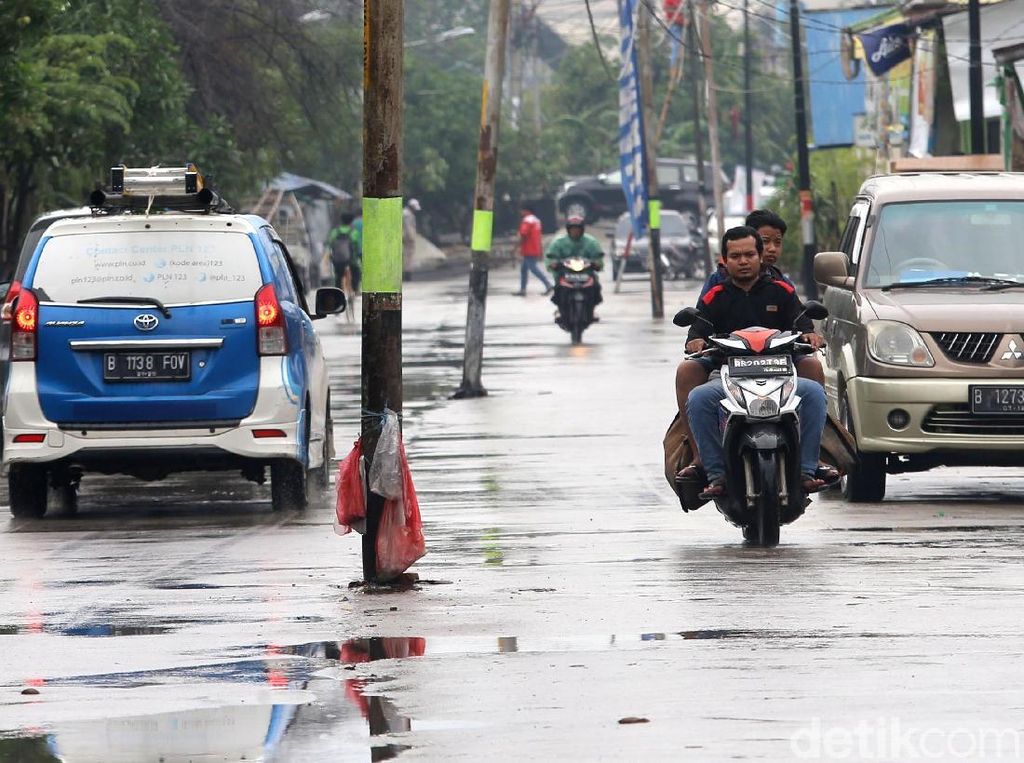 Hanya di Bekasi, Tiang Listrik Berdiri di Tengah Jalan