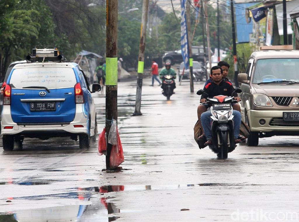 Hanya di Bekasi, Tiang Listrik Berdiri di Tengah Jalan Hanya di Bekasi, Tiang Listrik Berdiri di Tengah Jalan