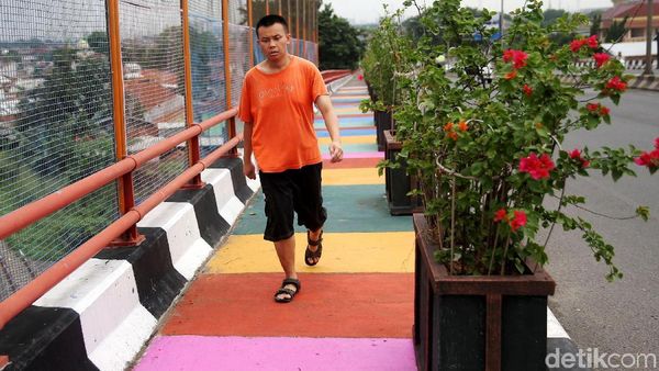 Bak Pelangi, Trotoar di Bekasi Ini Berwarna-warni