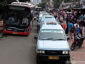 Angkot dan TransJ Berbagi Penumpang di Tanah Abang