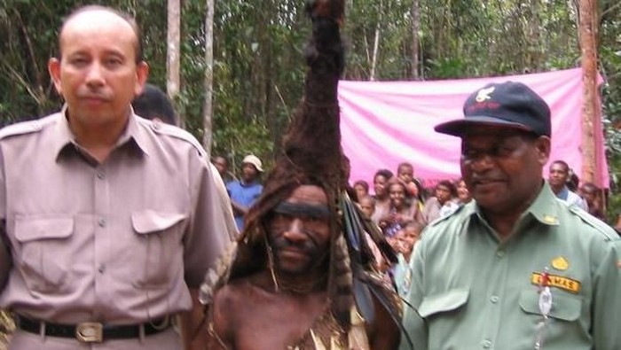 Tigor Silaban bersama Kepala Suku Yaniruma Kabupaten MAPPI.