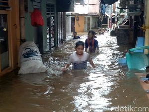 Melihat Bocah-bocah di Kampung Melayu Asyik Berenang di Banjir Melihat Bocah-bocah di Kampung Melayu Asyik Berenang di Banjir