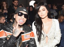 Tyga Kepergok Mesra-mesraan dengan Mantannya yang Mirip Kylie Jenner