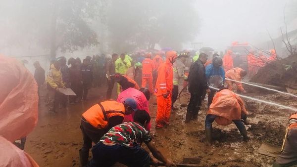 Dramatis, Ini Detik-detik Evakuasi Korban Tertimbun Longsor Puncak