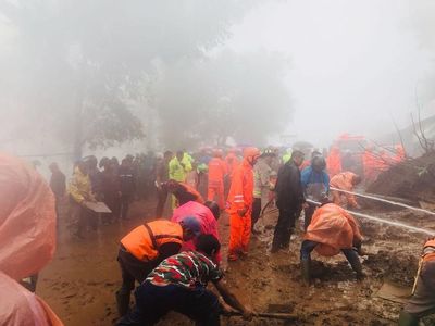 Dramatis, Ini Detik-detik Evakuasi Korban Tertimbun Longsor Puncak