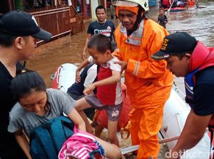 Petugas Damkar Bantu Evakuasi Korban Banjir di Rawajati Jaksel