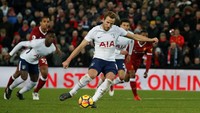 Kane sukses menjaringkan bola di masa injury time, hingga membuat laga selesai dengan skor akhir 2-2. (Foto: Andrew Yates/Reuters)