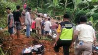 Penampakan Longsor di Rel KA Cigombong Bogor Timpa Rumah Warga