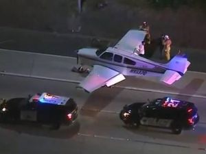 Ajaib! Pesawat di Amerika Mendarat Darurat di Jalan Raya