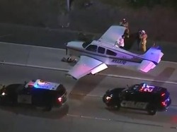 Ajaib! Pesawat di Amerika Mendarat Darurat di Jalan Raya