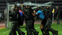 Moss digambarkan harus seperti foto ini saat akan meninggalakan lapangan. (Foto: dok.Twitter)