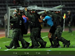 Moss digambarkan harus seperti foto ini saat akan meninggalakan lapangan. (Foto: dok.Twitter)