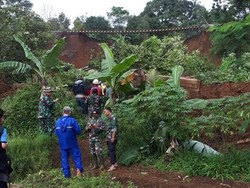 3 Korban Tertimbun Longsor di Dekat Stasiun Maseng Dievakuasi