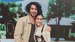 Foto: Adu Gaya Ayu Ting Ting Vs. Nagita Slavina Pakai Sneakers Rp 7,7 Juta