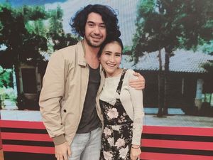 Foto: Adu Gaya Ayu Ting Ting Vs. Nagita Slavina Pakai Sneakers Rp 7,7 Juta