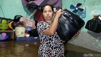 Warga Rawajati Evakuasi Harta Benda di Tengah Banjir