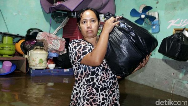 Warga Rawajati Evakuasi Harta Benda di Tengah Banjir Warga Rawajati Evakuasi Harta Benda di Tengah Banjir