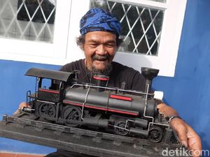 Andi Ubah Sampah Cikapundung Jadi Miniatur Lokomotif Kereta Uap