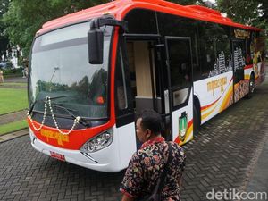 Kagetnya Penumpang Saat Bus yang Disopiri Walkot Solo Tabrak Pohon
