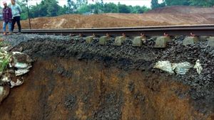 Potret Longsor di Bogor yang Hampir Menyentuh Rel Kereta