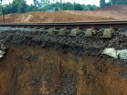 6 Orang yang Tertimbun Longsor Rel KA Bogor Satu Keluarga