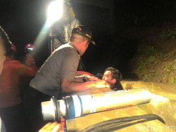 Tembok di Jl Bandara Cengkareng Ambrol, Kereta Bandara Disetop