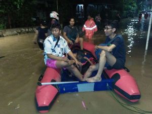 Banjir Sepinggang di Kebon Manggis Matraman, Warga Dievakuasi ke SD