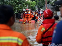 Terjebak Banjir di Lantai 2 Sekolah, Guru dan Warga Dievakuasi