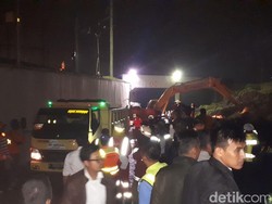 Ekskavator Keruk Longsoran Tanah yang Timbun Mobil di Bandara Soetta
