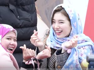 Suzy Dipakaikan Kerudung sama Penggemar Indonesia, Cantik Banget!