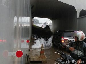 Evakuasi Mobil Tertimpa Tembok di Bandara Cengkareng, Lalin Dialihkan Evakuasi Mobil Tertimpa Tembok di Bandara Cengkareng, Lalin Dialihkan