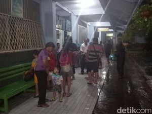 Banjir Belum Surut, Puluhan Warga Kampung Melayu Mengungsi Banjir Belum Surut, Puluhan Warga Kampung Melayu Mengungsi