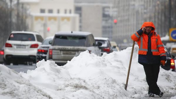 Foto: Kerja Keras Bersihkan Salju Tebal di Jantung Kota Moskow
