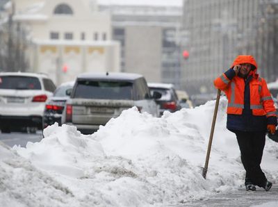 Foto: Kerja Keras Bersihkan Salju Tebal di Jantung Kota Moskow