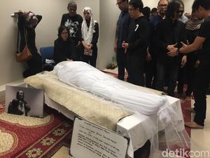 Sahabat dan Rekan Musisi Kunjungi Yockie Suryo Prayogo di RSPI Sahabat dan Rekan Musisi Kunjungi Yockie Suryo Prayogo di RSPI