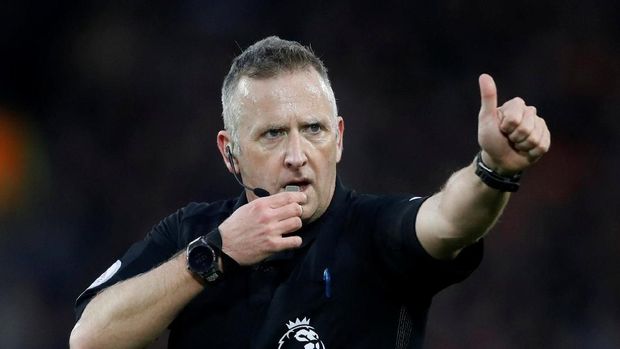 Wasit Jonathan Moss memberikan dua penalti pada Tottenham Hotspur di Anfield.
